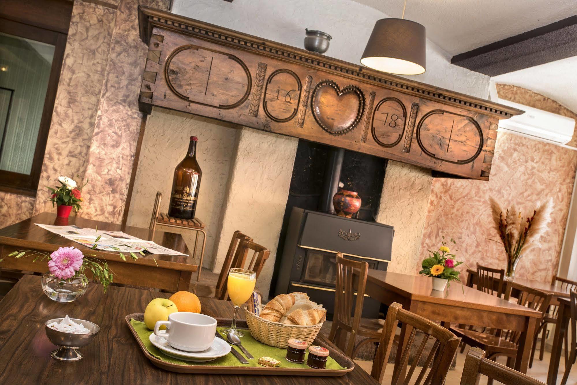 Logis Hotel Restaurant Du Commerce ラ・カヌルグ エクステリア 写真